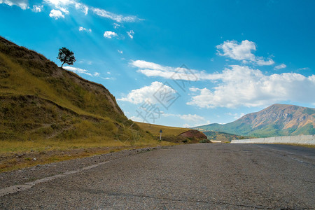 山中的道路图片