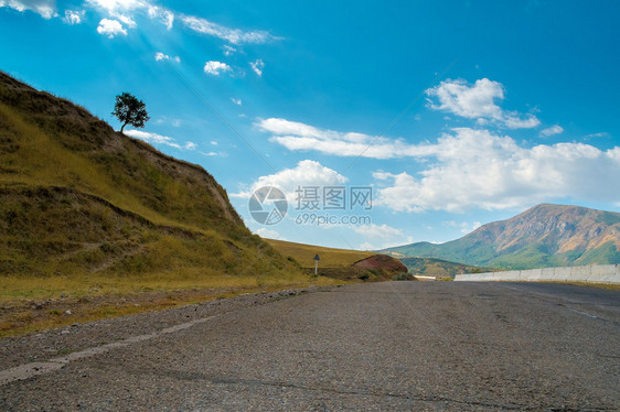 山中的道路图片