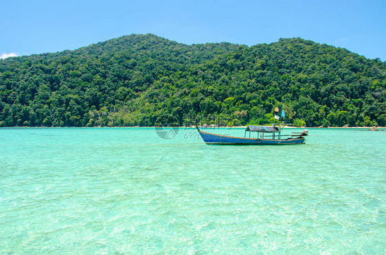 泰国苏林岛海上旅游长尾船图片