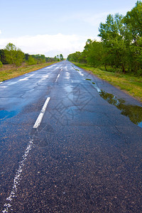 雨后的柏油路图片