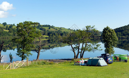 在英国坎布里亚郡厄尔斯沃特湖区露营地露营帐篷背景图片