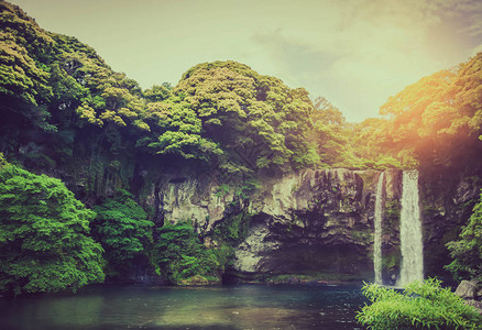 天地渊瀑布是韩国济州岛上的一个瀑布天地渊这个名字的意思是天空这张照片很好地用于韩国济州岛的地方济州岛图片