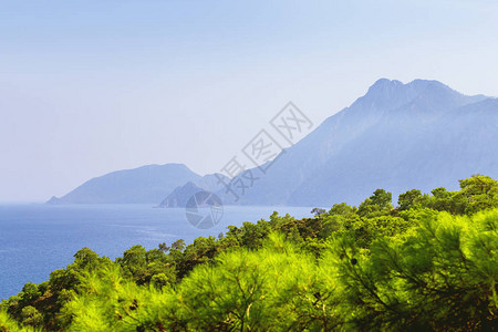 土耳其地中海热门旅游胜地的高山峰和碧水景观图片