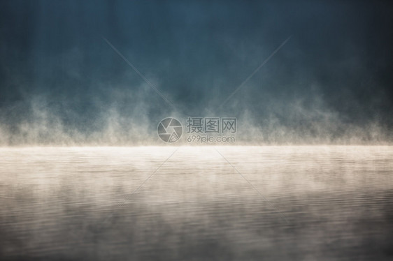 湖上的晨雾日出拍摄图片