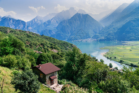 拉戈迪梅佐拉湖地貌水与山伦巴迪图片