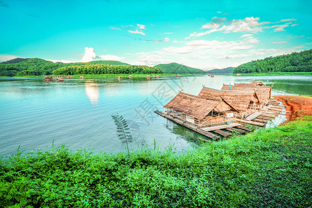 河天景观山竹船屋漂浮空气清新明亮的天空图片