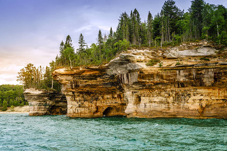 密歇根州上半岛的彩岩湖岸的战舰岩层图片
