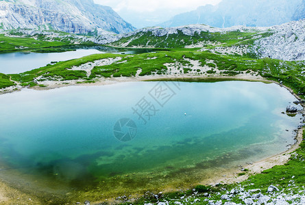 美丽的高山湖泊与倒影图片