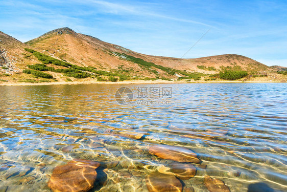 蓝色的大海山峦起伏深水中倒影图片