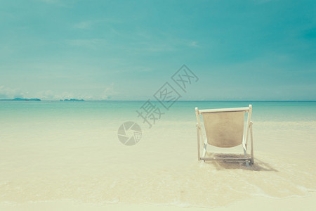 蓝色天空海滩上的沙滩椅带电影过图片