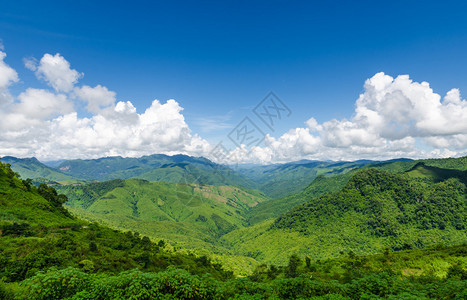 绿色山岳和蓝色天空的风景图片