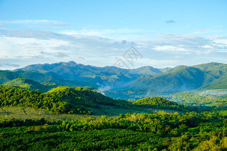 蓝天白云的乡村景色在山的美丽的夏天风景日出图片