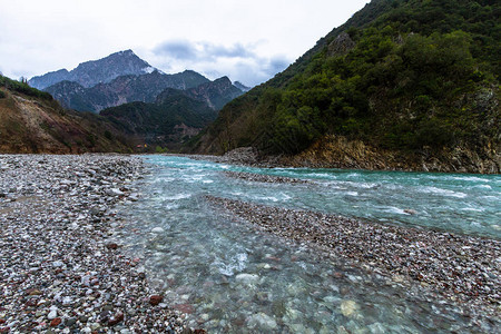 希腊山区河流和公园图片