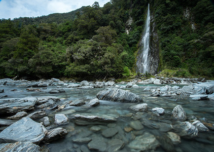 新西兰南岛风景与山区河流和岩石背景图片