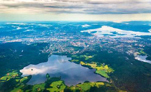 从飞往挪威Gardermoen机场的飞机上看到图片