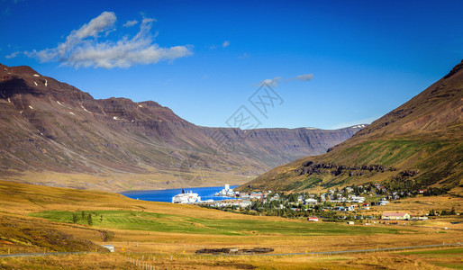 冰岛东部Seydisfjordur镇和峡湾图片