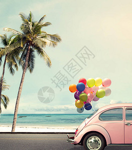 在沙滩蓝天空上配有彩色气球的车牌古老卡片夏天和婚礼蜜月图片