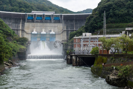 日本大坝泄水图片