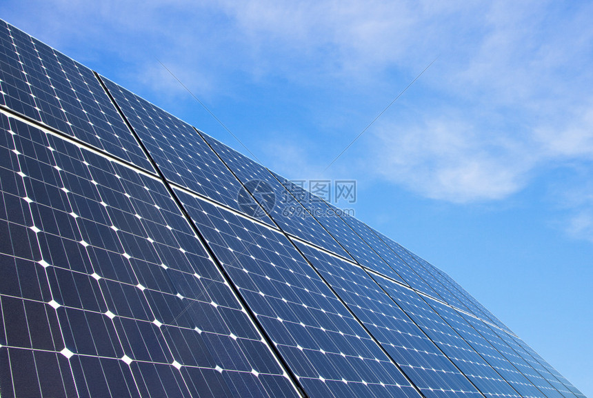 蓝天下的光伏太阳能电池板图片