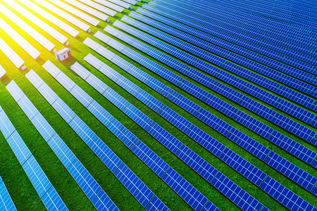 太阳能农场高角度观察一个能源农场的图片