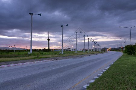 风电场在黄昏时利用风力发电图片