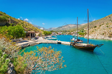 希腊岛清蓝水站在希腊岛的背景图片