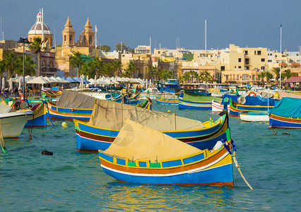 五颜六色的典型小船马耳他东南部的地中海传统渔村马耳他马尔萨图片