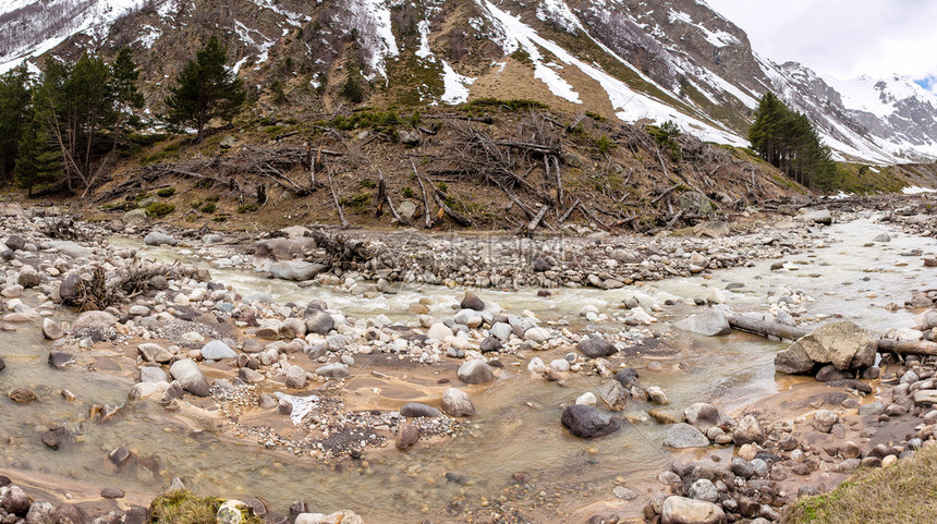 高加索中部山区最近滑坡雪崩和泥石流的图片