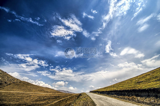 直通向Xinalig村的空旷公路大高加索山脉和公路乡村公路的美丽景观图片