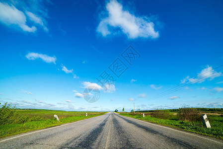 空无道路消失在遥远的距离中蓝色天图片