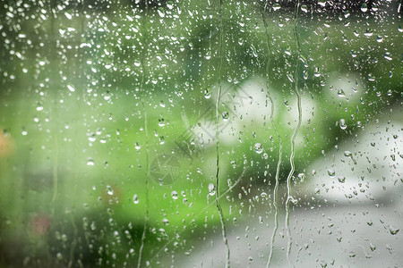 玻璃上的雨滴恶劣的天气图片