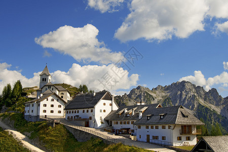 朱利安阿尔卑斯山的小山村Lussari背景图片