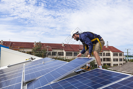 在屋顶上安装太阳能电池板的太图片