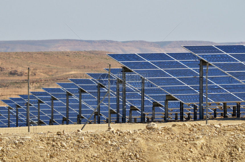 以色列内盖夫沙漠太阳能发电厂的光伏发电图片