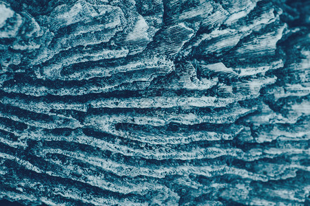 带有洞穴线背景壁纸的纹理海洋蓝色卷状岩石近距离宏观镜头图片