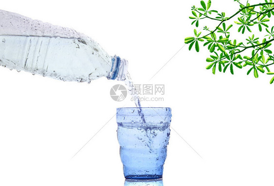 凉爽的新鲜饮用水瓶流向蓝色玻璃图片