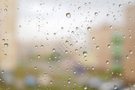 秋天下雨窗户上滴水图片