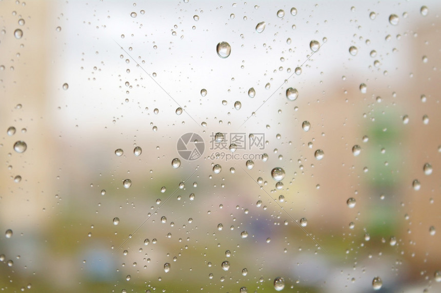秋天下雨窗户上滴水图片