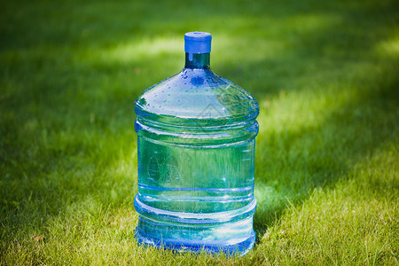 绿草背景上的水瓶图片