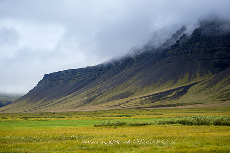 冰岛的云山和农田图片
