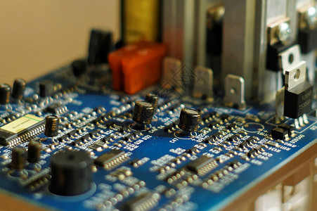 电子大都会电子设备安装在PCB上的微芯片电容器晶体管电阻保险丝和其他电子元件背景图片