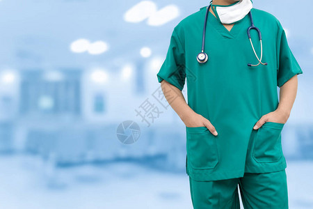 自信的外科医生穿着外科医生制服站在医院里医疗和外图片