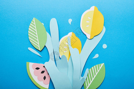 厚蓝背景的柠檬叶子和西瓜以浅图片