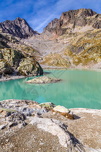 法国勃朗峰地区夏日背景中的白湖风景图片