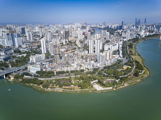 城市里河滨城区住宅建筑的高层半岛该图片