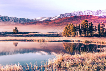 山谷湖面的镜像表层地平线上的悬崖峰在多彩的天空图片