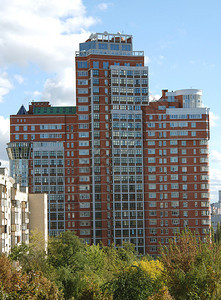 城市中的高层公寓或公寓楼图片