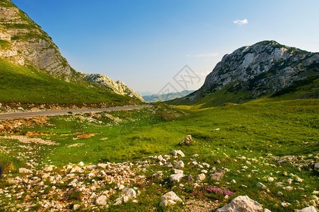 Durmitor黑山公园山谷和山丘图片