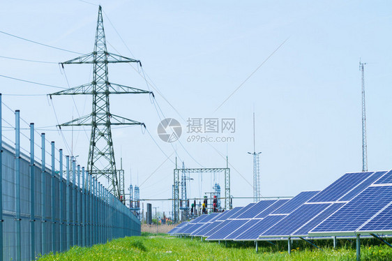 太阳能电池板对抗高压塔图片