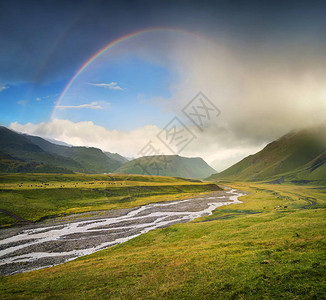 雨中山谷的彩虹夏天美丽的自然风图片